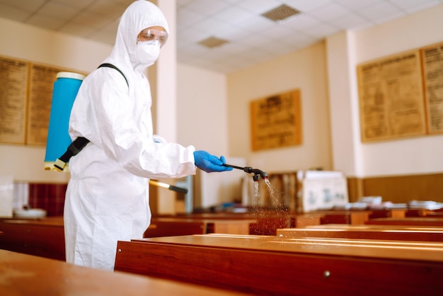 Foto pulizia e disinfezione aula scolastica per prevenire il covid-19.