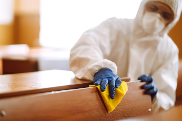 Foto pulizia e disinfezione aula scolastica per prevenire il covid19