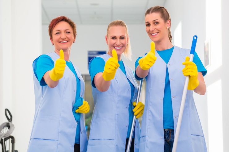 Photo cleaning ladies working in team showing the thumbs up sign
