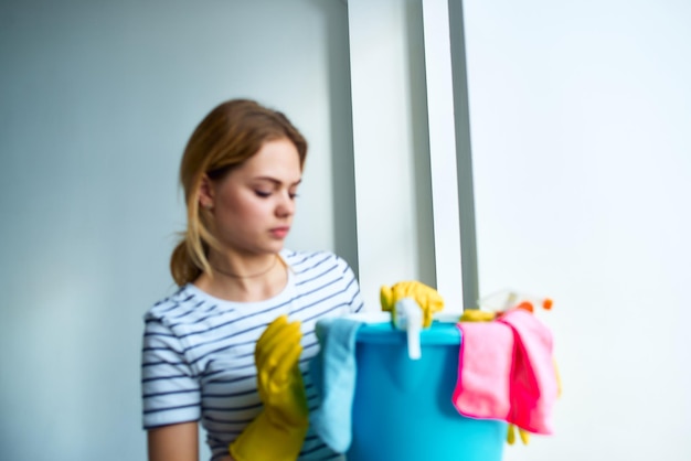 ゴム手袋をはめた掃除婦の家のインテリアを洗うためのツール レンダリング サービス