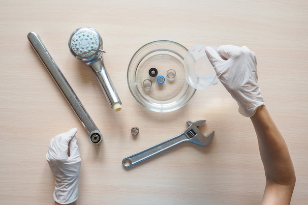 Cleaning of limescale on the filter of the crane at home using a cleaning solution.