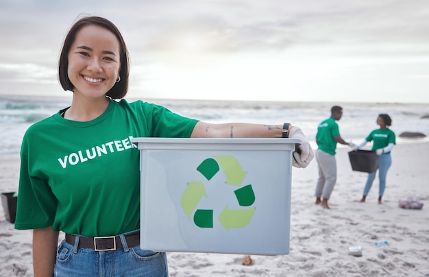 プラスチック環境または地球の日のためのビーチでのアジア人女性のリサイクルとポートレートの清掃 汚染と環境に優しいボランティアとゴミによる持続可能性と気候変動のリサイクル