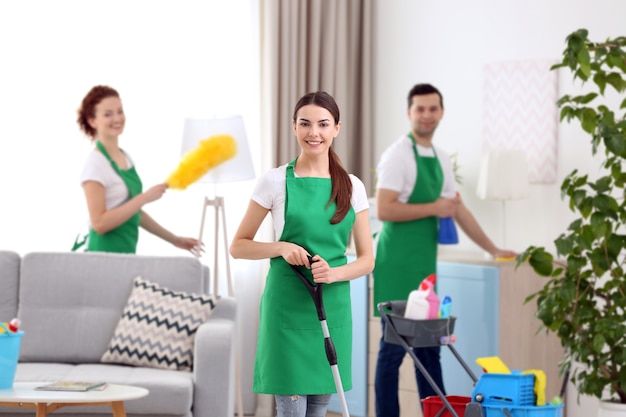 Foto squadra del servizio di pulizia che lavora nel soggiorno