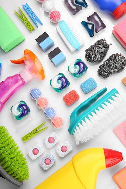 Foto set di pulizia con prodotti e strumenti su sfondo bianco