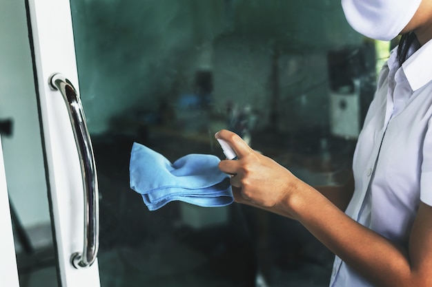 Personale addetto alle pulizie maniglia della porta di pulizia per sterilizzare