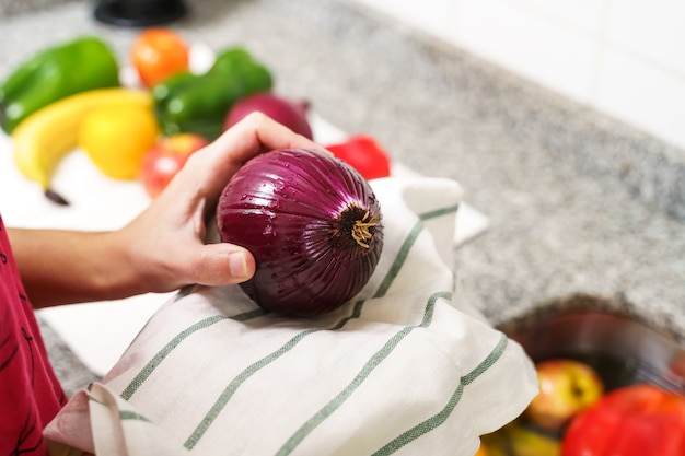 写真 タオルで果物や野菜を掃除する