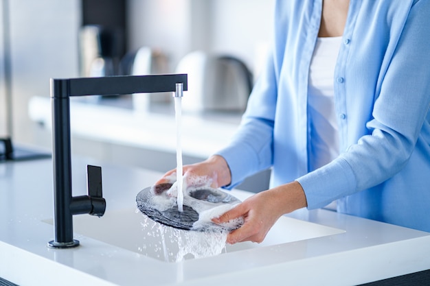 家事中の女性の食器洗浄