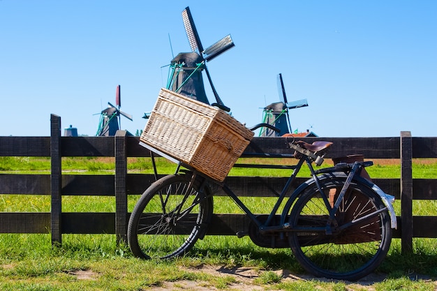 Ясная и традиционная достопримечательность голландии: велосипед и мельницы