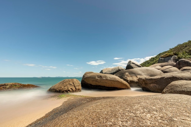 Braz, Santa Catarina, Bombinhas에 있는 깨끗한 물의 낙원인 Tainha Beach의 맑고 푸른 하늘의 날