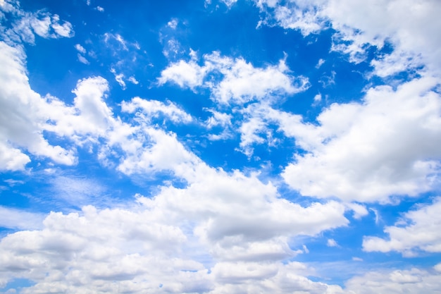 Фото Ясное голубое небо с облачным фоном