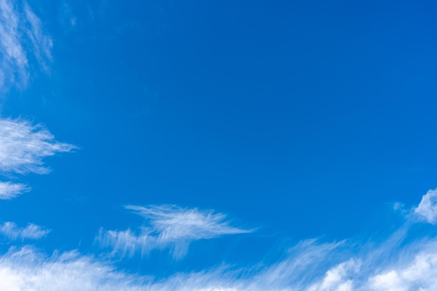 Foto un cielo azzurro e limpido con qualche nuvola nel cielo.