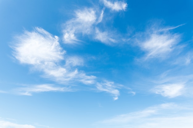 白い雲の背景を持つ青い空をクリアします。清算日と朝の良い天気