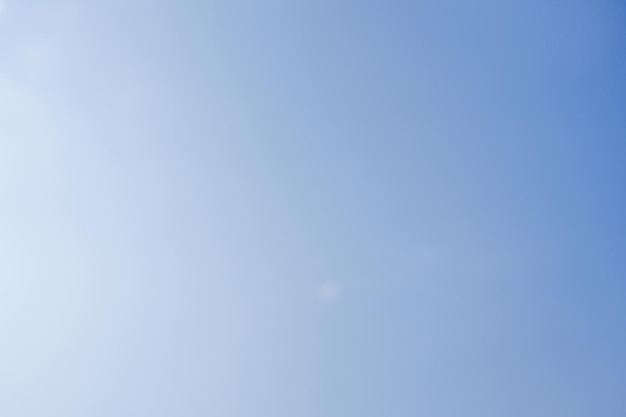 Foto un cielo azzurro e limpido con una nuvola bianca al centro.