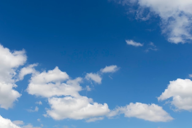 Foto cielo azzurro con nuvole bianche sul bordo della foto, copyspace.