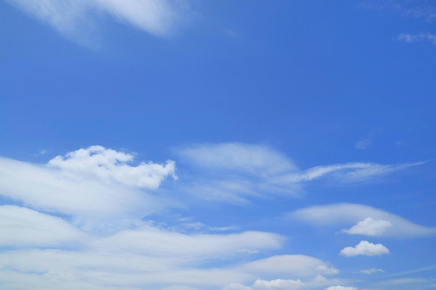 여름 시간에 흰 구름과 맑은 푸른 하늘 자연 배경 개념