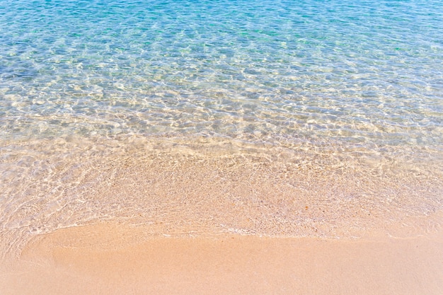 澄んだ青い透明な熱帯の夏のビーチの水の背景