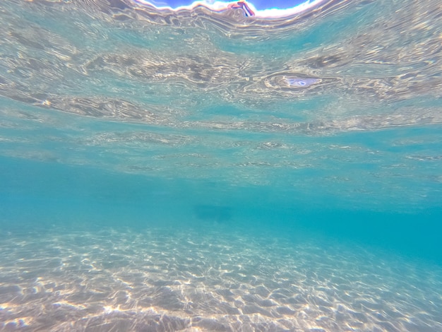 Чистая голубая вода, чистый песок песчаного дна