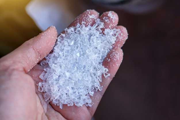 写真 手に付いているプラスチックポリスチレンスクラップのクリアな色