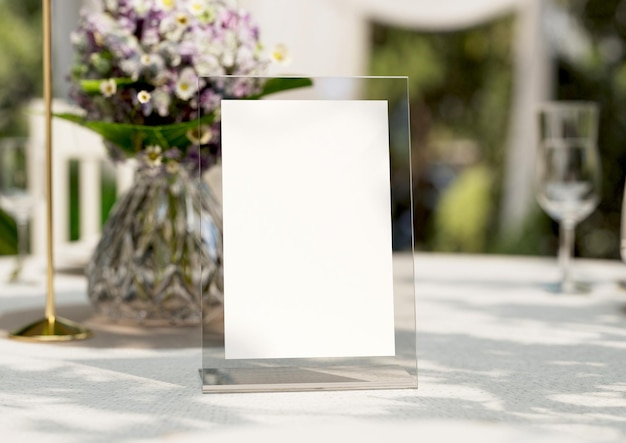 Photo a clear glass display with a white card on it.