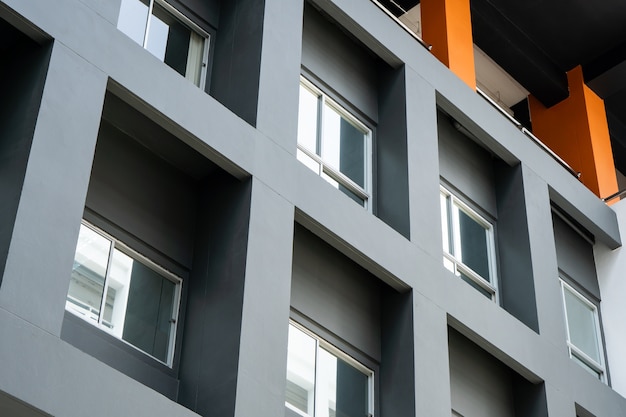 반사와 높은 건축 건물의 검은 현대 벽에 투명 유리 창