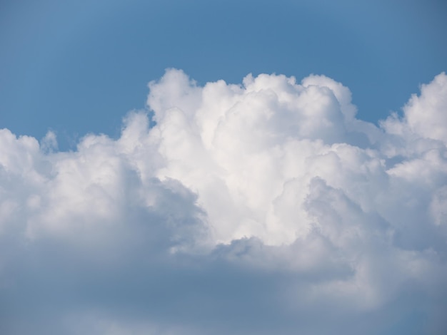 写真 青い空と澄んだ巨大な雲