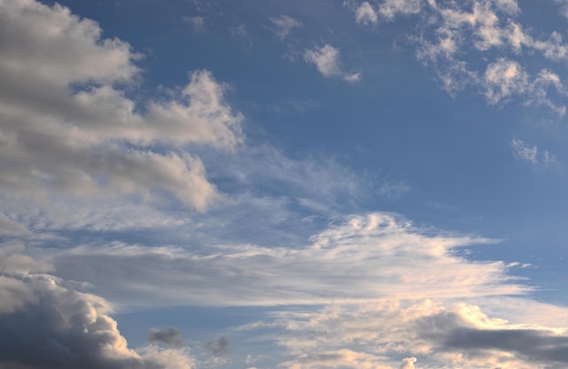 澄んだ穏やかな青空とふわふわの白い雲がゆっくりと浮かんでいる モニターの背景バナー スクリーンセーバー