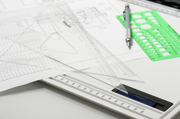 Foto plastica trasparente di squadre o triangoli, strumento per il disegno industriale