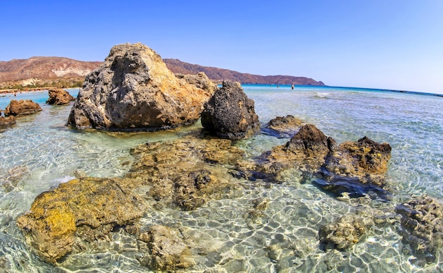 ギリシャのクレタ島のエラフォニシ ラグーンで澄んだ海