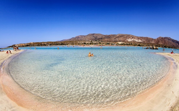 ギリシャのクレタ島のエラフォニシ ラグーンで澄んだ海