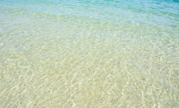 Чистые фотографии морской воды можно увидеть белый песок.