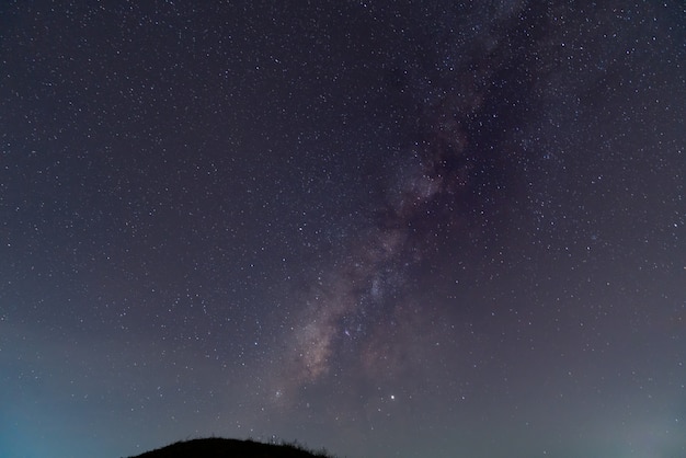 星と天の川銀河の夜の晴天