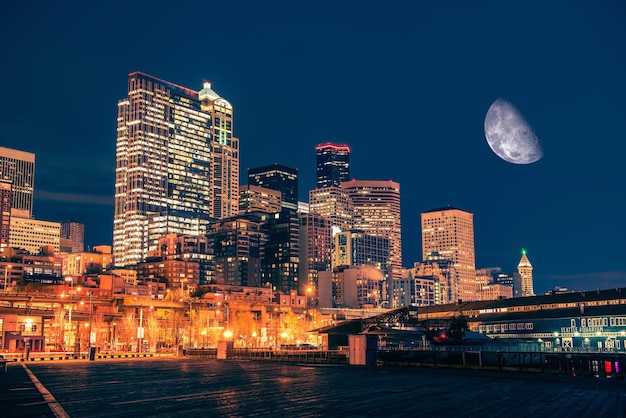 写真 明るい空のシアトル ⁇ 月のある夜 ⁇ シアトル都市風景 ⁇ ワシントン州 ⁇ 米国