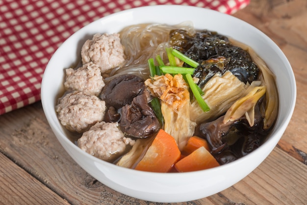 Clear soup with bean curd and minced pork. (Gaeng Jued Woon Sen)