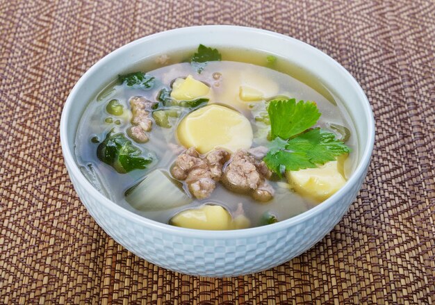 Zuppa chiara con tofu e carne di maiale tritata