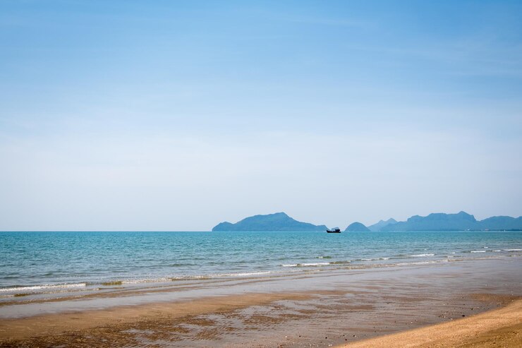 Photo 고 은 여름 푸른 하늘 바다 해안 모래 배경 복사 공간 해변