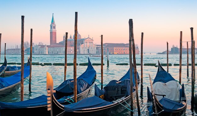 イタリア、ヴェネツィアの澄んだ夕日