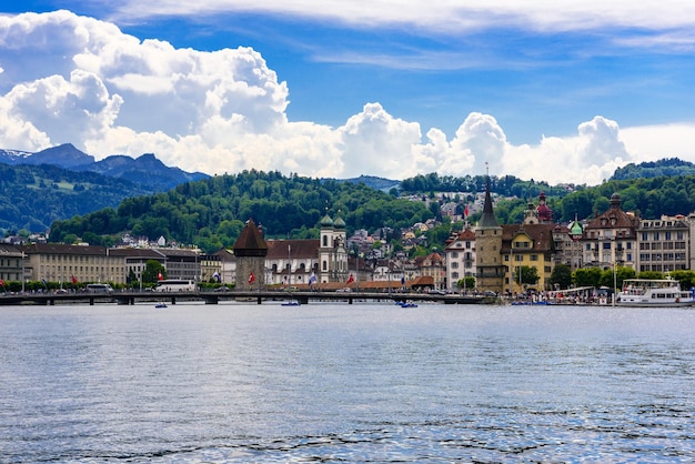 Lago azzurro chiaro e trasparente lucerna lucerna svizzera