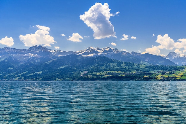 Ясное прозрачное лазурное озеро Тун Тунерзее Берн Швейцария