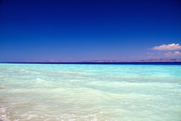 エーゲ海の海辺の澄んだターコイズブルーの水