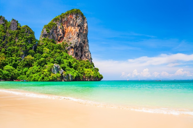 タイの澄んだ水のビーチ