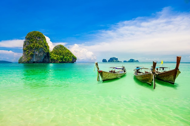 タイの澄んだ水のビーチ