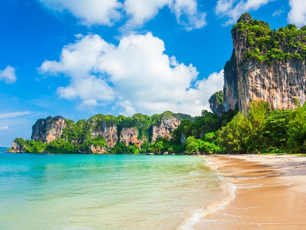 Foto spiaggia di acqua limpida in thailandia