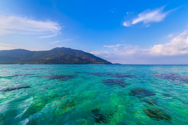 タイの熱帯の海の楽園の島で澄んだ水と美しい空