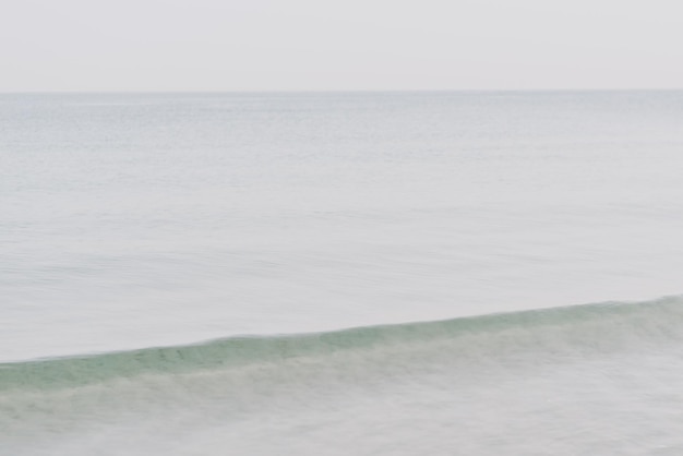 Foto acqua limpida della superficie del mare mattina in spiaggia onda d'acqua