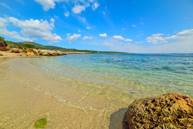 イタリアサルデーニャ島の小さな入り江の澄んだ水