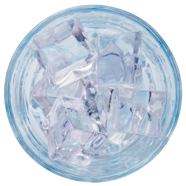 Чистая вода со льдом или коктейль из джина или водки