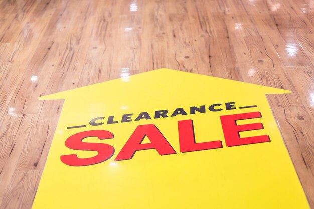 Фото Наклейка clearance sale установлена на первом этаже в модном торговом центре