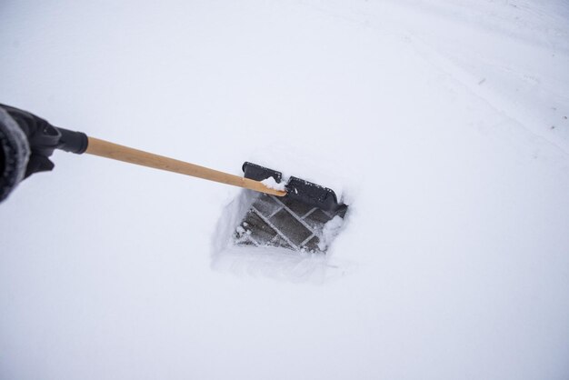 Foto spazzare la neve dal marciapiede.