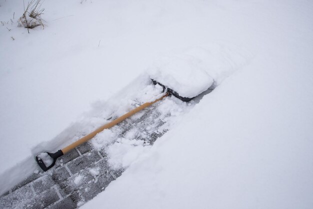 Foto spazzare la neve dal marciapiede.