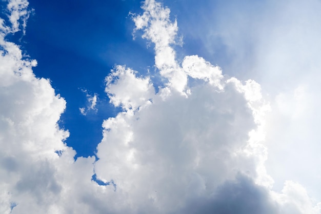 独特の雲とはっきりと美しい青い空